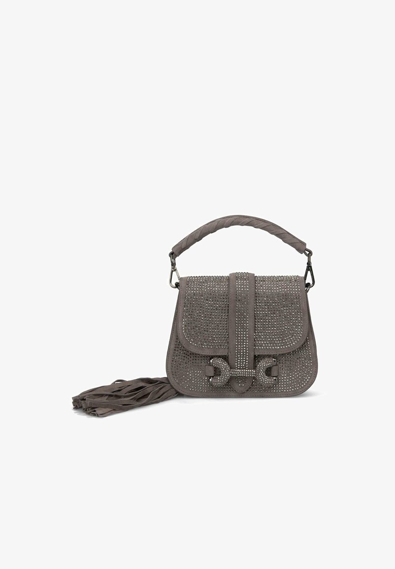 Borsa a tracolla grigia con spallaccio intrecciato, caratterizzata da dettagli perforati, una fibbia a forma di fiocco e un accent di frange.