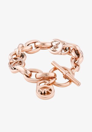 Bracelet chaîne épaisse en or rose avec fermoir toggle et breloques rondes avec le logo découpé "MK".