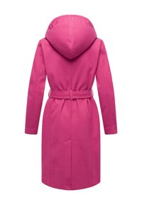 Cappotto in lana fucsia con cappuccio, vita segnato da una cintura e logo impresso sul cappuccio. Presenta maniche lunghe e taglio dritto, design minimalista.