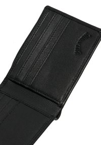 Portafoglio in pelle nera con più scomparti per carte, superficie testurizzata e discreto dettaglio del logo impresso. Finitura liscia e forma rettangolare.