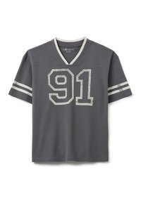 Camiseta gris de manga corta y cuello en V con un acento blanco en el collar y el número "91" impreso desgastado en el frente. Presenta rayas horizontales en las mangas.