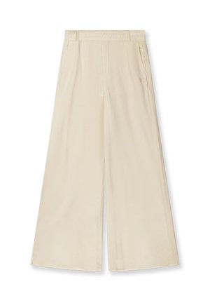 Beige wijde broek met zijzakken, broekriemlussen en een knoopdetail op de rechterzak, plat neergelegd op een witte achtergrond.