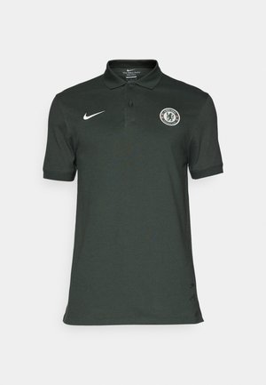 Mørkegrøn polo skjorte lavet af åndbart stof, med en tre-knaps placket, korte ærmer, Nike-logo og Chelsea FC-emblem.