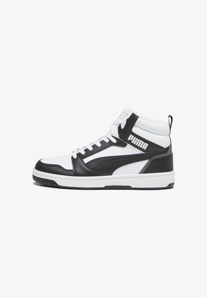 Baskets montantes Puma noires et blanches avec lacets, logo sur le côté, et semelle blanche avec une semelle extérieure noire.