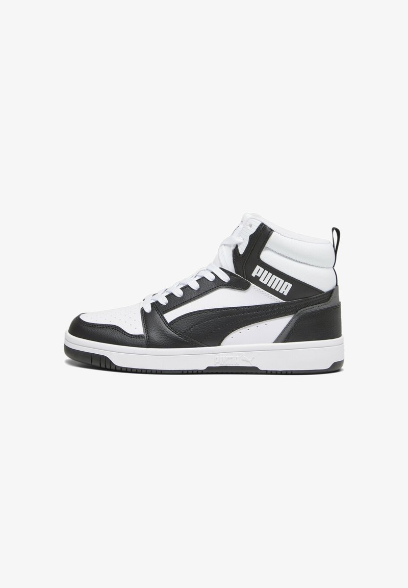 Baskets montantes Puma noires et blanches avec lacets, logo sur le côté, et semelle blanche avec une semelle extérieure noire.