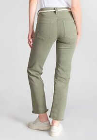 Jeans droits en vert olive avec un ourlet effiloché, dotés de poches arrière avec un motif brodé et d'une ceinture tressée. Le tissu semble lisse.