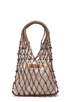 Borsa a rete intrecciata in pelle marrone e nera con manico arrotondato contenente una pochette di tessuto beige all'interno.