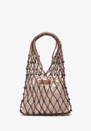 Borsa a rete intrecciata in pelle marrone e nera con manico arrotondato contenente una pochette di tessuto beige all'interno.