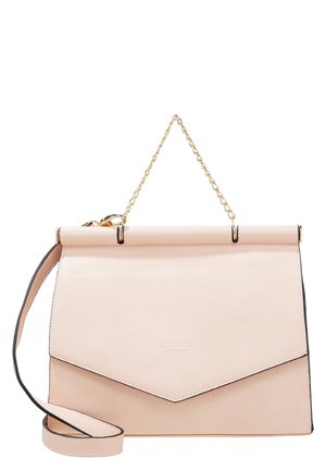 Sac à main en cuir rose clair avec rabat avant, poignée chaîne dorée et bandoulière réglable, embossé du logo LYDC London.