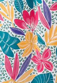 Tessuto floreale bianco con grandi foglie e fiori in turchese, rosa, giallo e viola, con dettagli tratteggiati e piccoli punti distribuiti.