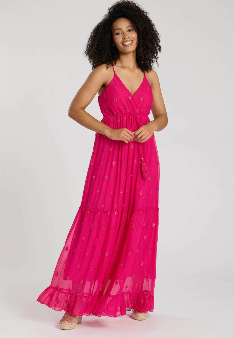 Maxikleid in leuchtendem Pink mit V-Ausschnitt, verstellbaren Trägern und gerafft Taille. Verfügt über goldene Akzente und einen geschichteten, rüschierten Saum.