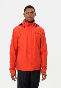 Rode waterdichte jas met een hoge kraag, verstelbare kap en zwarte accenten. Heeft een logo op de borst en elastische manchetten.