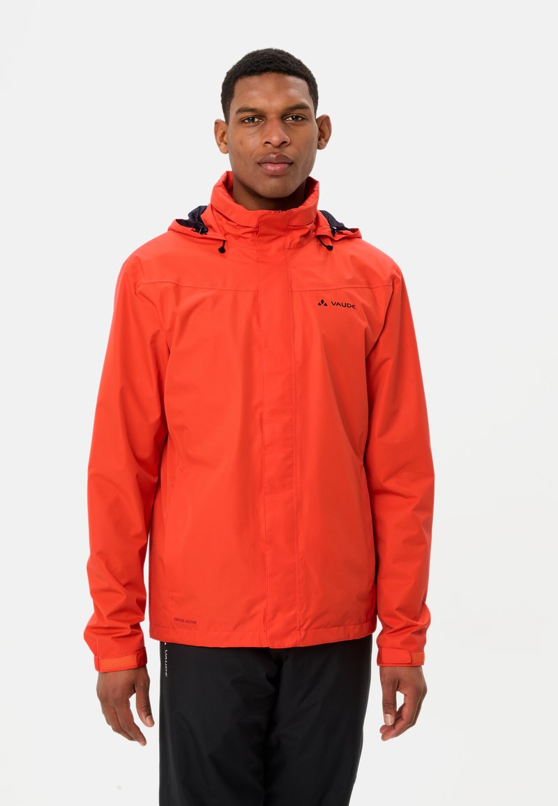 Rode waterdichte jas met een hoge kraag, verstelbare kap en zwarte accenten. Heeft een logo op de borst en elastische manchetten.
