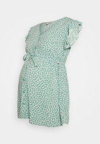 Vestido de maternidade floral verde com mangas curtas em babados, design envolvente, laço na cintura e fecho de botão na frente.