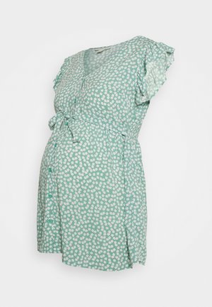 Vestido de maternidade floral verde com mangas curtas em babados, design envolvente, laço na cintura e fecho de botão na frente.