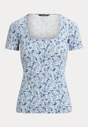 Priliehavý top s krátkym rukávom a štvorcovým výstrihom, zdobený modrým kvetinovým vzorom na bielom podklade.
