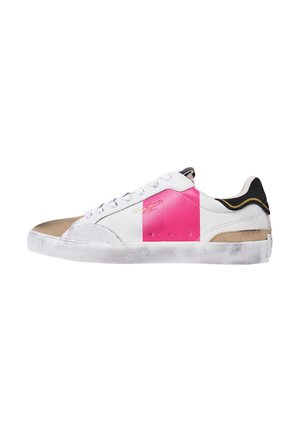 Sneaker con tomaia in pelle bianca e pannello rosa, dettagli neri e punta in suede color cammello. Suola in gomma testurizzata con perforazioni.