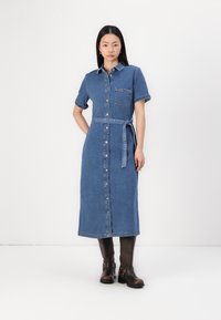 Denim srajčna obleka, kratki rokavi, z gumbi spredaj, žep na obliž, pas, dolžina do kolen, srednje modra barva, gladka tekstura.