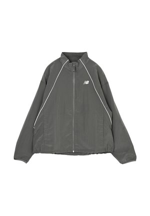 Grå New Balance lynlåsjakke med hvide piping langs skuldrene og elastiske manchetter, designet til afslappet eller atletisk brug.