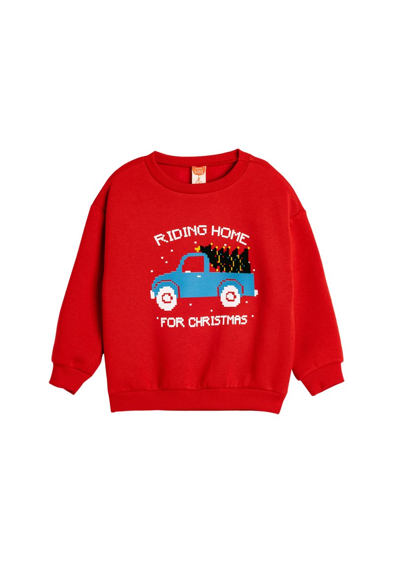 Sudadera roja de manga larga, con un gráfico de un camión azul que transporta árboles de Navidad y el texto "Regresando a casa por Navidad."