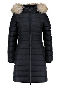 Abrigo tipo puffer negro con capucha desmontable de piel sintética, cierre de cremallera y bolsillos laterales. Presenta una textura acolchada horizontal y un acabado suave.