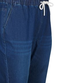 Zizzi JOGGERS WITH POCKETS - Siaurėjantys džinsai - dark blue denim