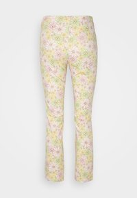 Calças florais com um padrão em tons pastel, apresentando flores em rosa, amarelo e verde. Design à boca de sino com uma textura suave e detalhe na cintura.