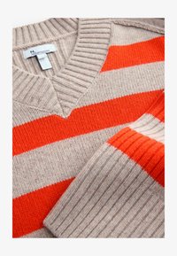 Selezionato, orange neutral stripe