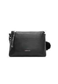 Bolso bandolera de piel sintética negra con superficie texturizada, logo en tono dorado, cierre con cremallera y adorno de pom-pom negro. Correa removible.