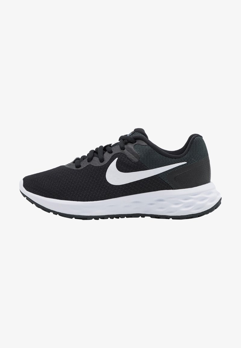 Chaussure de running Nike noire et gris foncé avec logo swoosh blanc et semelle blanche amortissante, vue de côté.