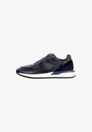 Sneaker da uomo in materiale di pelle e rete, colore blu scuro, punta rotonda e suola in gomma bianca. Presenta lacci e dettagli del marchio sul retro.