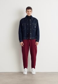 Tommy Jeans CREST - Trainingsbroek - deep rouge