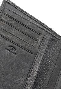 Czarny skórzany portfel o teksturowanej i gładkiej powierzchni, z wieloma miejscami na karty oraz wytłoczonym symbolem RFID dla bezpieczeństwa.