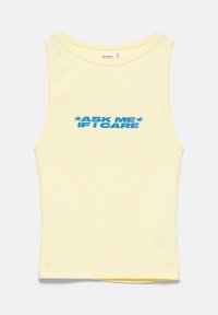 Crop top jaune pâle sans manches avec texte bleu "ASK ME IF I CARE" et deux étoiles imprimées sur la poitrine.