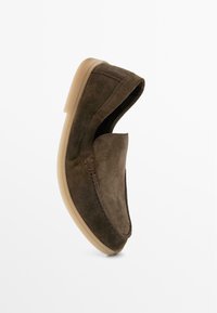 Brauner Veloursleder-Slipper mit abgerundeter Spitze und minimalen Nähten. Verfügt über eine leichte Gummisohle für Komfort und Flexibilität.