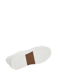Zapatilla blanca con suela de goma texturizada, que presenta un parche marrón en el centro. El diseño es sencillo y no tiene acentos ni patrones adicionales.