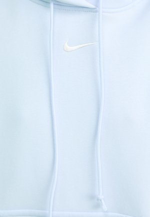 Ljusblå hoodie i mjukt tyg, med en vit Nike-logotyp på övre vänstra bröstet och snörning i huvan.