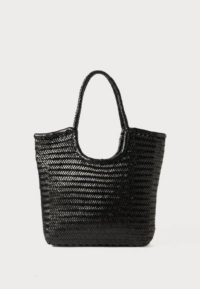 Grand sac fourre-tout noir en tissu tissé avec des poignées doubles, doté d'une surface texturée et d'un haut ouvert, exhibant un design simple et fonctionnel.