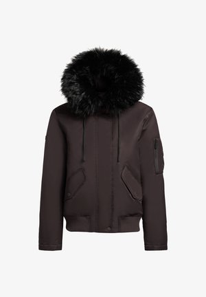 Chaqueta bomber marrón con capucha de piel sintética negra desmontable, bolsillo con cremallera en la manga y puños y dobladillo acanalados. Acabado de tela suave.