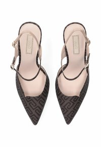 Escarpins à bouts pointus en tissu marron foncé à motifs, bride de cheville couleur nude, et doublure intérieure lisse. Dotés d'une fermeture à boucle métallique.