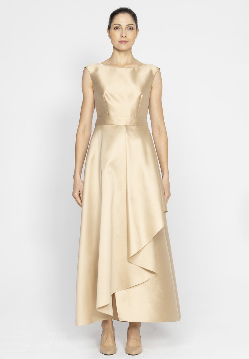 Sukienka wieczorowa z satyny w jasnym beżu, z okrągłym dekoltem, dopasowaną górą i asymetryczną spódnicą z drapowaniem. Gładka tekstura, minimalistyczny design.