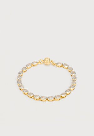 Χρυσό βραχιόλι με οβάλ διαυγή πολύτιμους λίθους τοποθετημένους σε ξεχωριστούς κρίκους και στρογγυλό μαγνητικό κούμπωμα σε απλό λευκό φόντο.