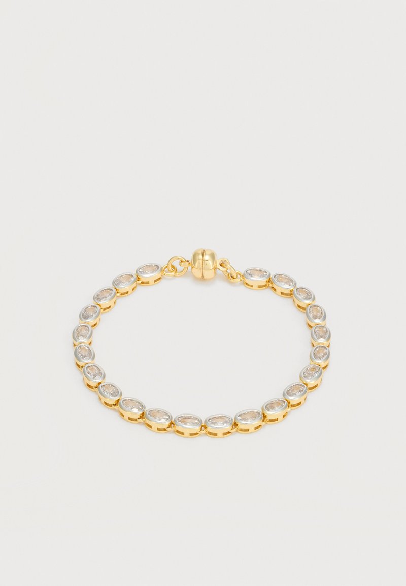 Χρυσό βραχιόλι με οβάλ διαυγή πολύτιμους λίθους τοποθετημένους σε ξεχωριστούς κρίκους και στρογγυλό μαγνητικό κούμπωμα σε απλό λευκό φόντο.