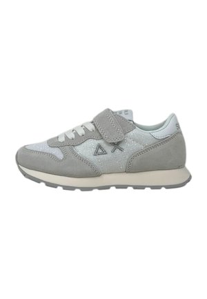 Scarpa sportiva grigia e bianca con tomaia in rete, dettagli in camoscio, chiusura con lacci e cinturino in velcro. Presenta una superficie testurizzata e una suola in gomma.
