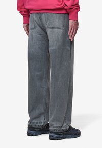 Pegador BARROW - Ohlapne kavbojke - washed anthracite