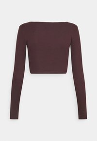 Top cropped de manga longa bordeaux com decote quadrado, textura canelada e design justo, feito de um tecido macio e elástico.