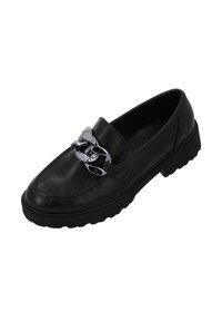 Mocassin en cuir noir avec une pointe arrondie, ornée d'une chaîne métallique sur le cou-de-pied et d'une semelle en caoutchouc texturé pour plus d'adhérence.