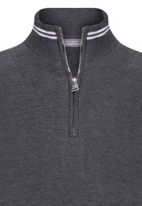 Pull-over en maille grise avec une fermeture éclair. Présente un col haut avec des rayures blanches. Texture douce, bordure en maille côtelée au niveau de l'encolure.