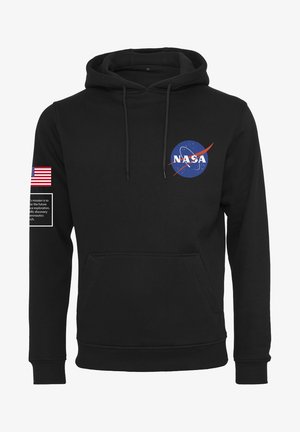 Fekete kapucnis póló, kék és fehér NASA logóval, elülső kenguru zsebbel, zsinórokkal és zászló képpel a bal ujjon.