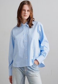 Victoria Beckham CROPPED LONG SLEEVE - Button-down blouse - marina/white